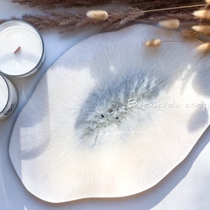 Luxury Resin Oval Shape Ivory Perfume Tray, Geode Decorative Vanity Tray with Handles, White and Silver Cheese Board