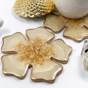 Resin Flower Shape Coaster Set in Any Color / Beige Flower Coasters / Handmade Epoxy Resin Coasters with Gold Accents / Unique home gift