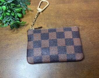 louis vuitton white key pouch