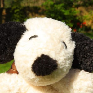 Virkad fluffig Snoopy | Amigurumi svartvit hund | Beagle plysch | Fuskpäls hund nallebjörn