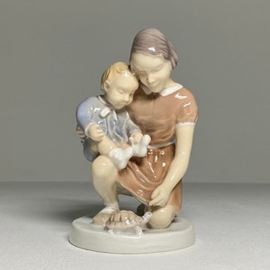 Rare Bing & Grondahl Porcelain Figurine #2277 Mother and Child with Turtle, Bing and Grøndahl Mother and Child Looking at the Turtle