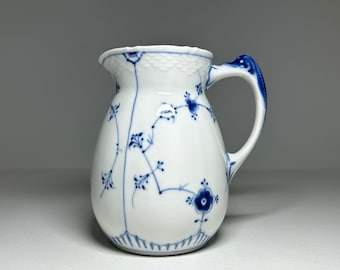 Seltener großer blauer Milchkrug aus geriffeltem Porzellan von Bing und Grøndahl, antiker blauer traditioneller Milchkrug von Bing & Grøndahl
