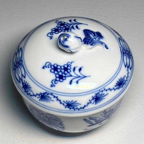 Meissen Blue Onion Lidded Bowl, Meissen Crossed Swords Porcelain Sugar Bowl, Antique shops Meissen Zwiebelmuster Bowl, 迈森