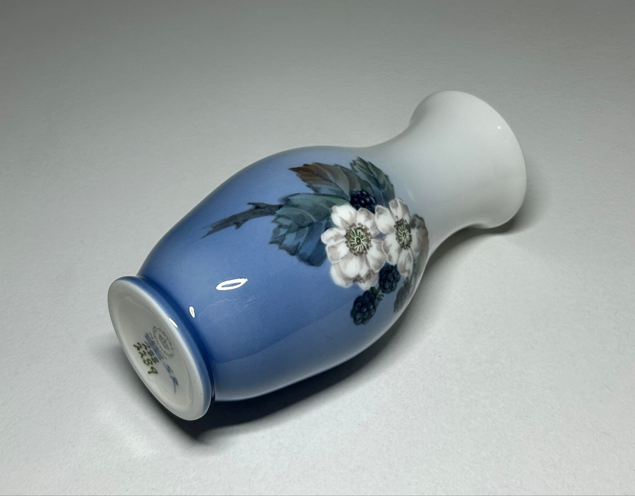 デンマーク製 ロイヤルコペンハーゲン青紫装飾 陶器花瓶 デンマーク製 ロイヤルコペンハーゲン青紫装飾 陶器花瓶