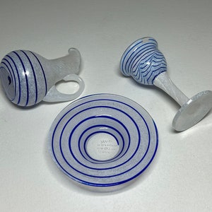 Set mit 3 Ulrica Hydman-Vallien Art Glasminiaturen, Kosta Boda Ulrica Hydman Vallien Miniaturkrug, Kelch und Schale