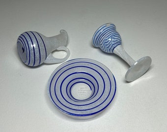 Conjunto de 3 miniaturas de vidrio artístico Ulrica Hydman-Vallien, jarra, copa y plato en miniatura Kosta Boda Ulrica Hydman Vallien