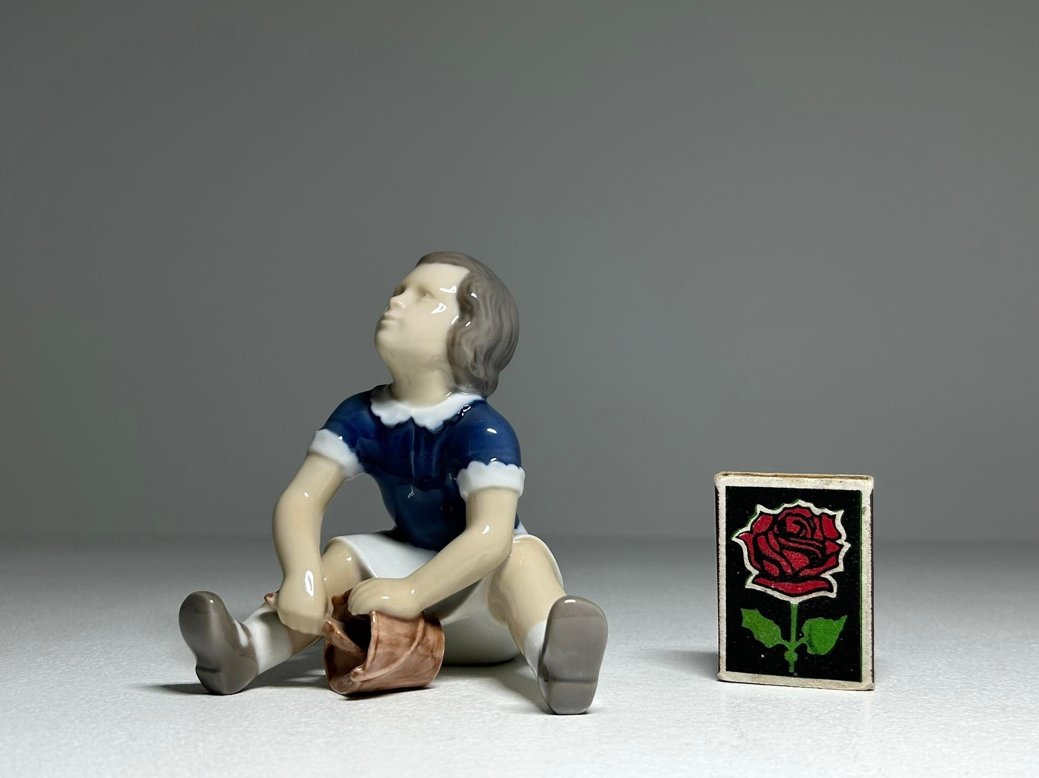 Bing and Grøndahl フィギュア #2313 バケツを持って座るルース、Bing