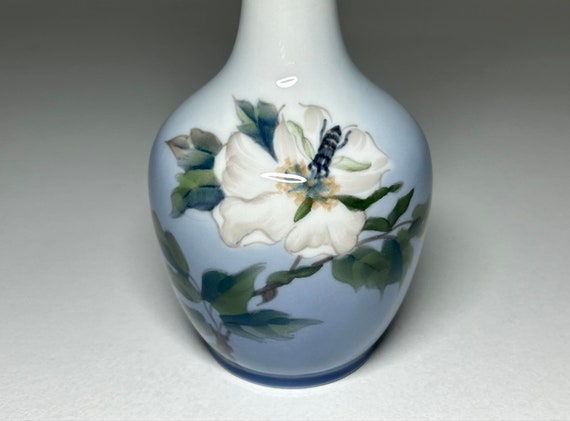 ロイヤル コペンハーゲン デンマーク 蜂と花の磁器製花瓶 No 1659-43-6