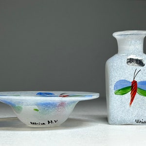 Rare Ulrica Hydman-Vallien Signed Miniature Art Glass Vase and Dish 'Flies', Kosta Boda Ulrica Hydman Vallien Miniature Bottle Vase and Bowl image 2