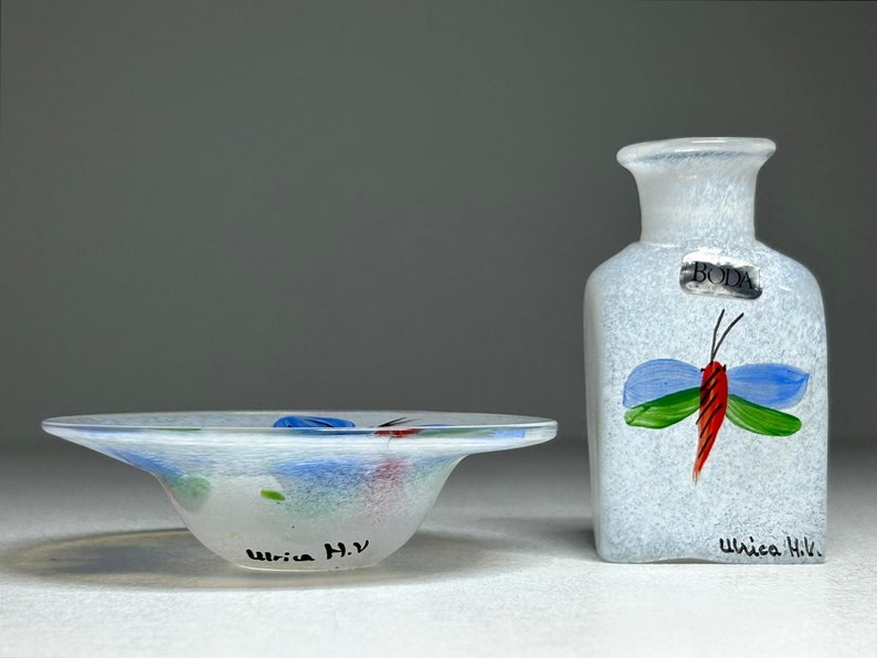 Rare Ulrica Hydman-Vallien Signed Miniature Art Glass Vase and Dish 'Flies', Kosta Boda Ulrica Hydman Vallien Miniature Bottle Vase and Bowl image 2