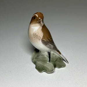 Bing & Grondahl Porcelain Figurine #2020 Linnet Bird, Bing and Grøndahl Common Linnet Figurine by Francis Valdemar von Platen Hallermund