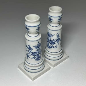 Set of 2 Meissen Blue Onion Candlesticks, Meissen Crossed Swords Candlestick Holders, Meissen Zwiebelmuster Germany Candle Holders, 迈森