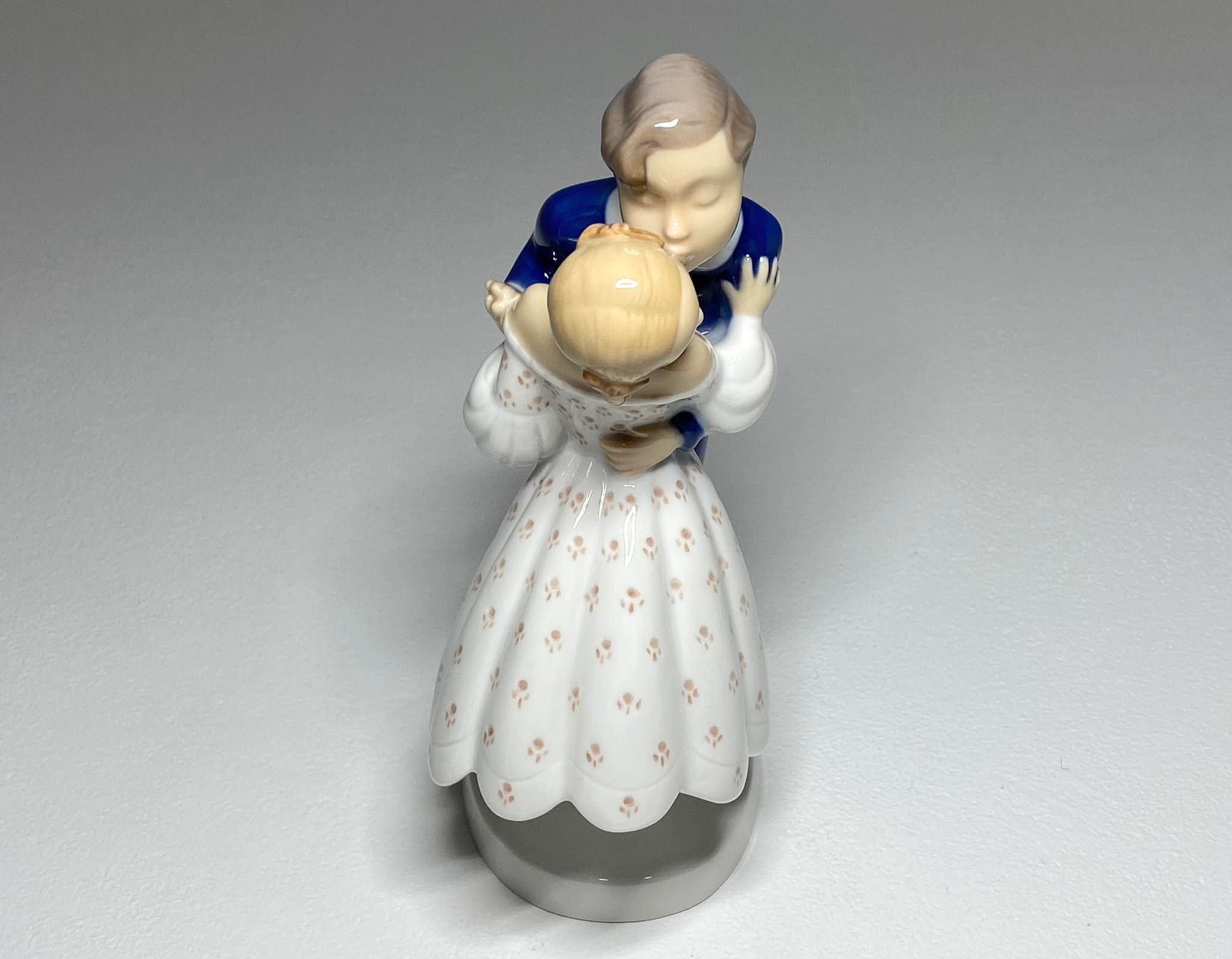 Bing and Grondahl Figurine #2162 'first Kiss', Bing and Grøndahl