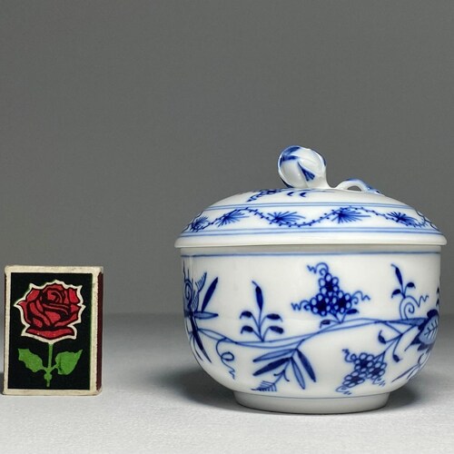 Meissen Blue Onion Lidded Bowl, Meissen Crossed Swords Porcelain Sugar Bowl, Antique shops Meissen Zwiebelmuster Bowl, 迈森