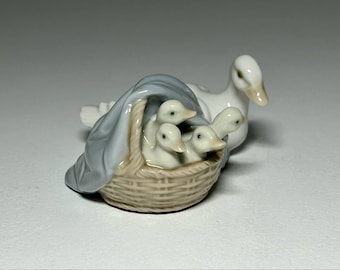 Lladro Figurine 'Mother Duck and Ducklings' No 4895, Lladró Mother Duck with Ducklings #4895, Lladro Daisa Figurine 'Ducklings'
