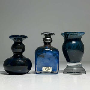 Set of 3 Kosta Boda Bertil Vallien Signed Art Glass Miniature Vases #0, #3 and #6, Bertil Vallien Boda Afors Miniature Vases