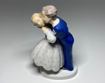 Bing and Grondahl Figurine #2162 'first Kiss', Bing and Grøndahl