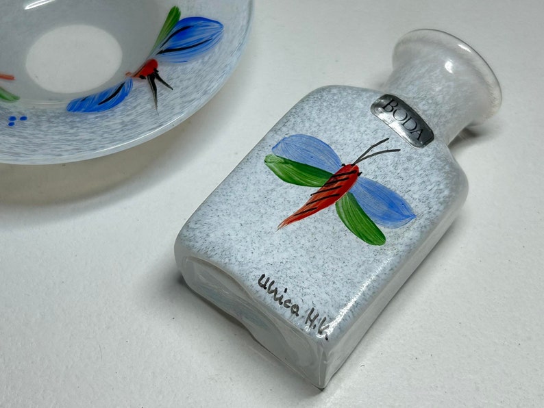 Rare Ulrica Hydman-Vallien Signed Miniature Art Glass Vase and Dish 'Flies', Kosta Boda Ulrica Hydman Vallien Miniature Bottle Vase and Bowl image 7