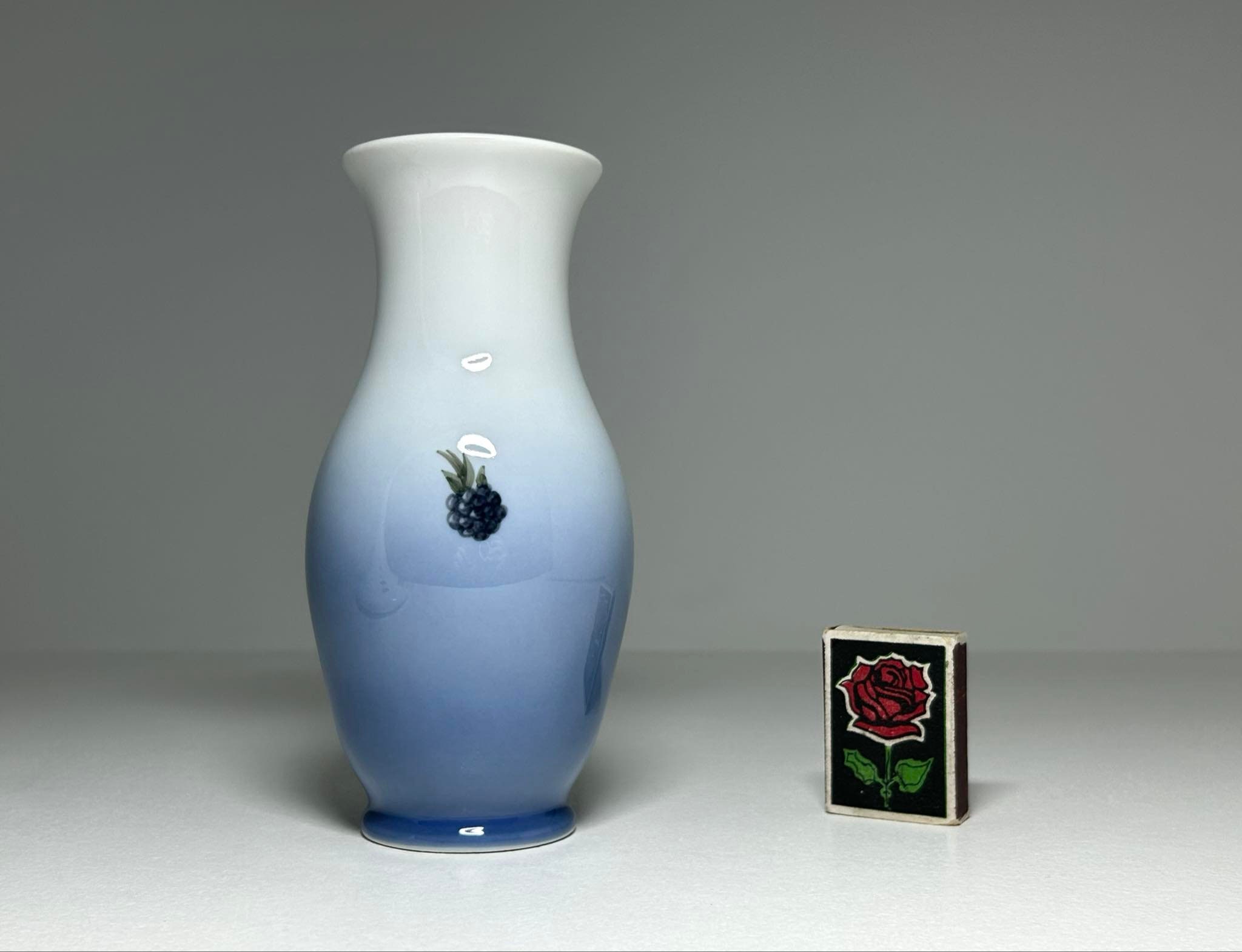 デンマーク製 ロイヤルコペンハーゲン青紫装飾 陶器花瓶 デンマーク製 ロイヤルコペンハーゲン青紫装飾 陶器花瓶 理想の
