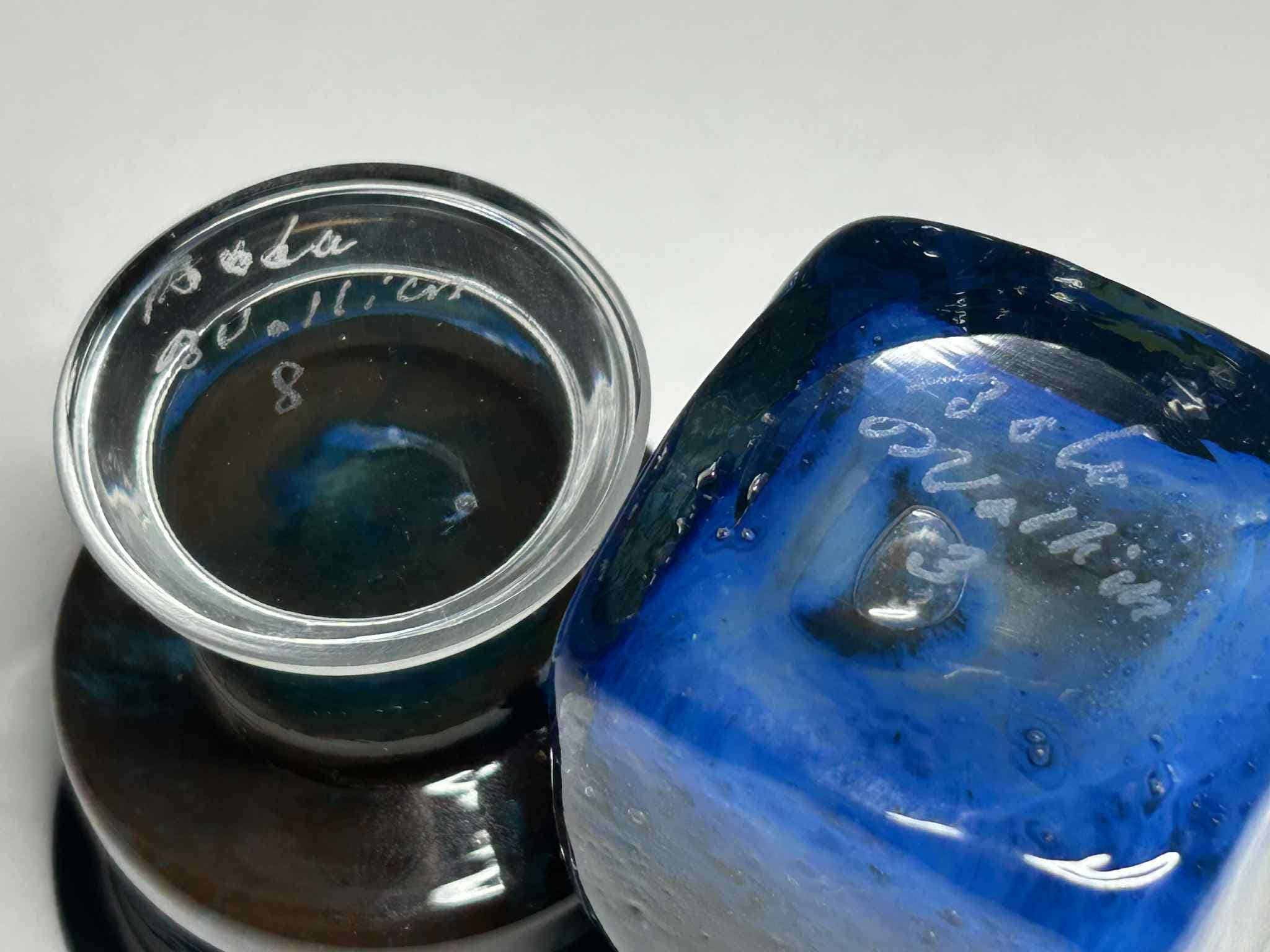 Kosta Boda Bertil Vallien アート ガラス ミニチュア No 3 と 8 の 2