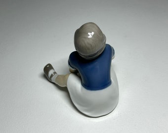 Bing and Grøndahl フィギュア #2313 バケツを持って座るルース、Bing