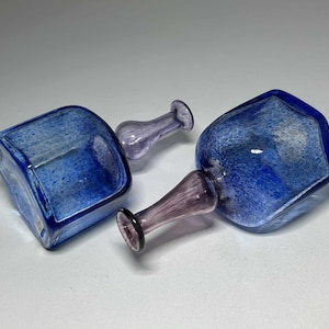 Set of 2 Kosta Boda Bertil Vallien Artist Collection Art Glass Vases (model 47835) &#39;&#39;Antikva&#39;&#39;, Bertil Vallien Kosta Boda Bottle Vases