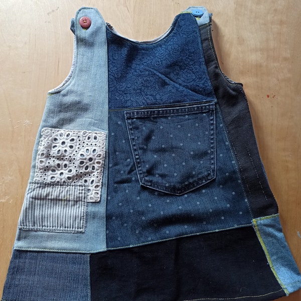 Robe chasuble fille en patchwork de jeans façon récup, taille 3/4 ans