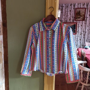 Short women&#39;s shirt in multi-coloured long-sleeved cotton