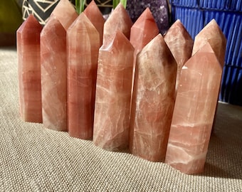 Cristal naturel à pointe de tour d'obélisque en calcite et fraise