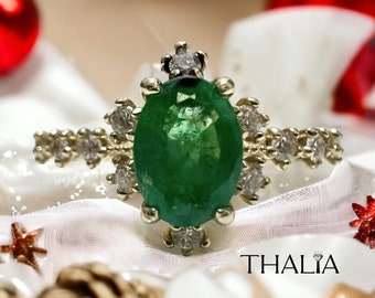 Anillo de oro de 14 quilates con esmeralda natural y detalles de diamantes