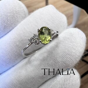 Anillo de oro de 14 quilates con zafiro verde y diamantes