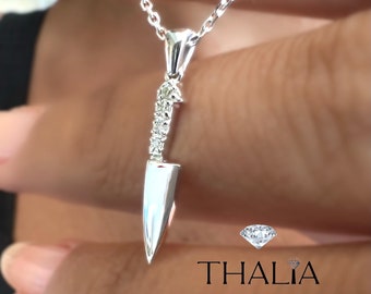 Collar con colgante de cuchillo y espada en oro de 14 quilates con diamantes