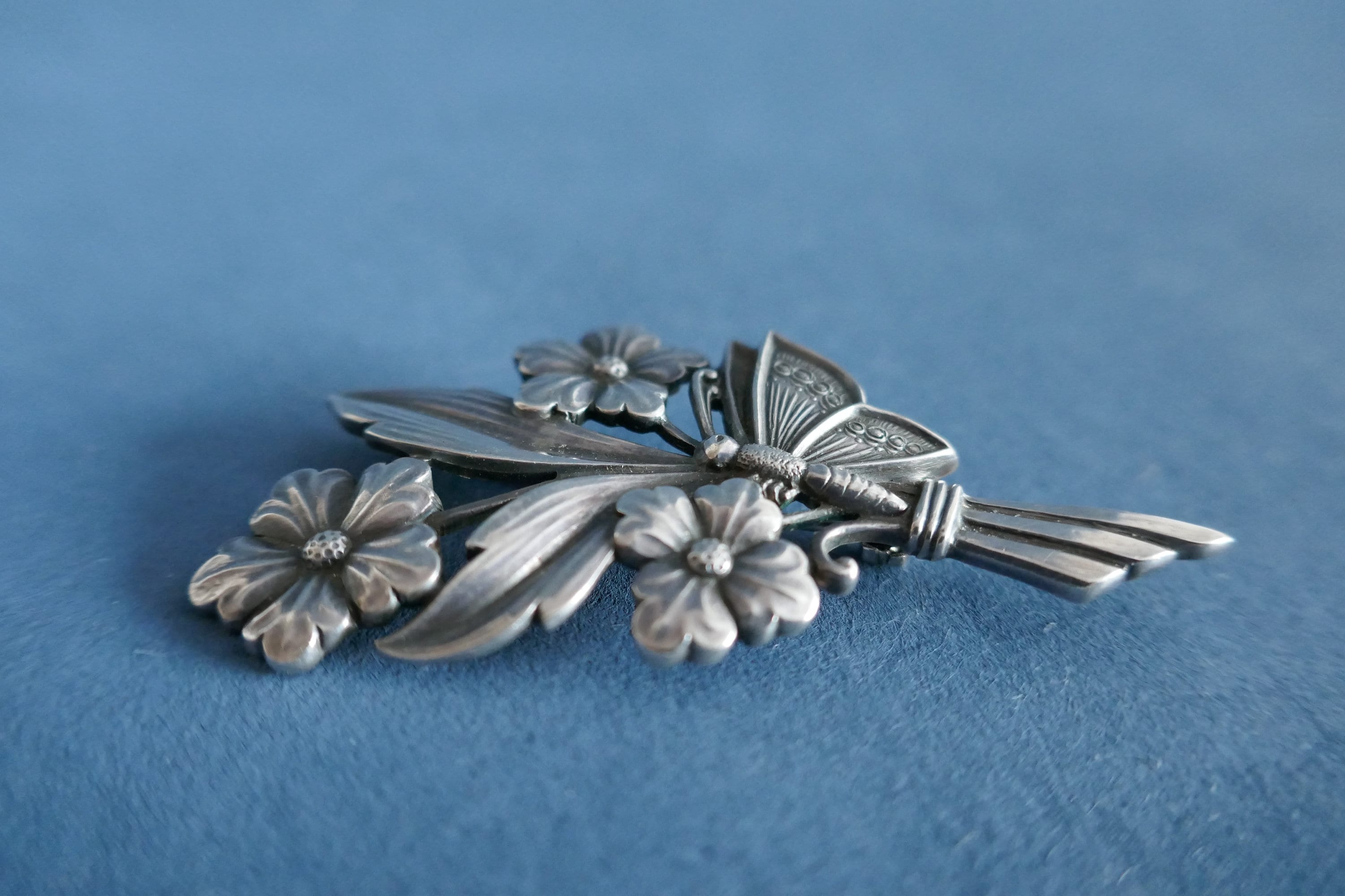 Spilla a bouquet color blu navy con cristalli austriaci e placcatura in rodio, lunga 60 mm