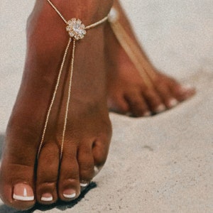 Sandales aux pieds nus avec fleurs en strass dorées, bijoux de pied, bijoux de pied de mariée, sandale sans pieds, mariage sur la plage, cheville, demoiselles d'honneur, image 2