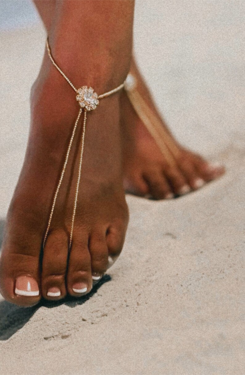 Sandales aux pieds nus avec fleurs en strass dorées, bijoux de pied, bijoux de pied de mariée, sandale sans pieds, mariage sur la plage, cheville, demoiselles d'honneur, image 2