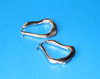 Fluidity Minimalist Silhouette Earrings in Sterling Silver SE966