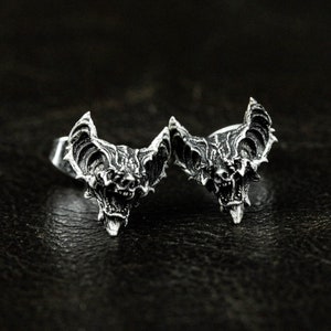 Fledermaus Wasserspeier Ohrringe, Fledermaus Ohrringe, Fledermaus Schmuck, personalisierter Silberschmuck, Geschenk für Trauzeuge - handmade