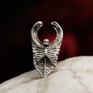 Alien bone demon arrow earrings, spine texture, from innovative inspiration, strange skull earrings, shield badge earrings, gifts