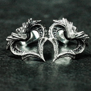 Gotische hartvormige oorbellen/zware getextureerde hartvormige oren\geoxideerde anatomische sieraden cadeau, oorbellen in donkere stijl, rare hartoorbellen