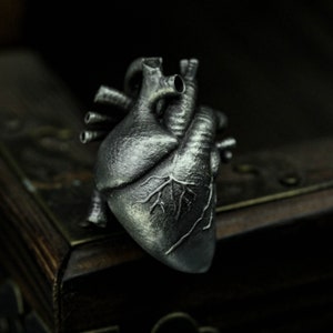Heart-beating heart pendant, realistic heart-beating necklace, gothic anatomical heart pendant, anatomist gift - handmade brassheartnecklace