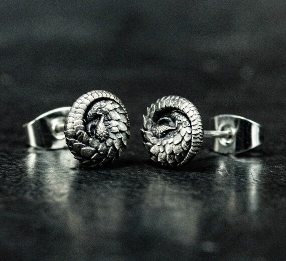 アクセサリー Animal Fetish Pierced Earrings - Silver Animal Fetish Pierced Earrings - Silver Otter Hugging Shell Stud