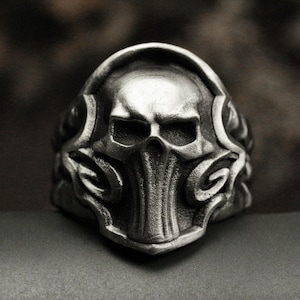 Custom Men&#39;s Skull Badge Ring - Sterling Silver Gothic Skull Ring - Delicate Small Skull - Jaw-dropping Classic Skull RingHandmadeGothicRing