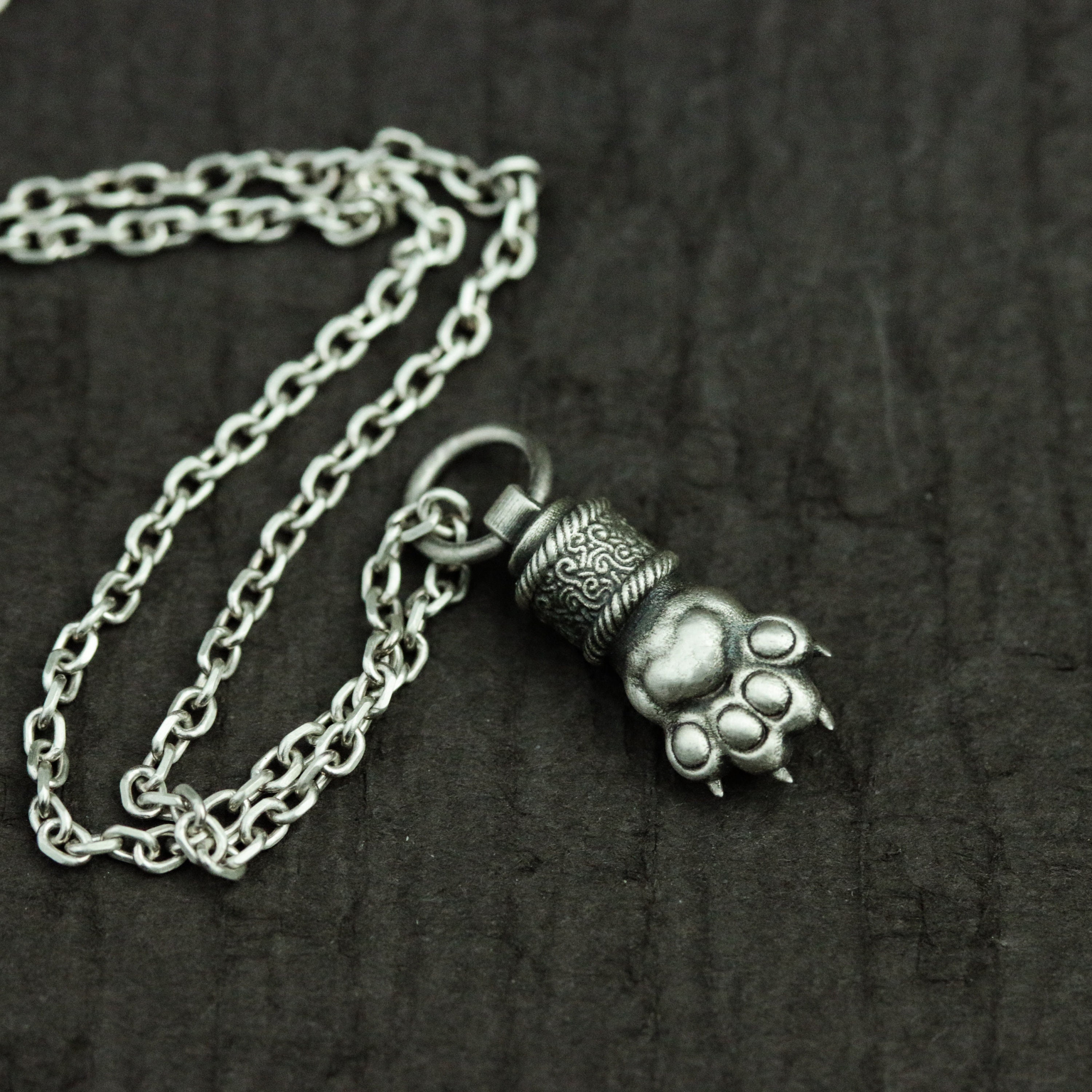 D*y様 ブラックサン　ベアクロー熊爪、オールドビーズネックレス Genuine bear claw necklace - Etsy 日本