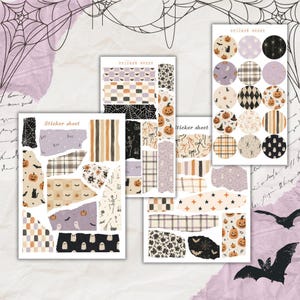 Könnte beinhalten: Vier Aufkleberbögen mit Halloween-Motiven wie Kürbissen, Geistern, schwarzen Katzen, Skeletten, Spinnennetzen und Fledermäusen. Die Muster umfassen Karos, Schottenmuster und Streifen in einer Farbpalette aus Orange, Schwarz, Lila und Creme.