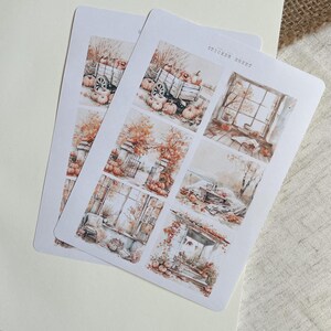 Könnte beinhalten: Eine Sticker-Tabelle mit neun Herbstmotiven. Die Illustrationen zeigen Kürbisse, einen Wagen, ein Tor, ein Fenster, eine Veranda und eine rustikale Umgebung. Die Sticker-Tabelle ist auf weißem Papier mit hellbraunem Hintergrund gedruckt.
