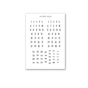 Könnte beinhalten: Eine Sticker-Tabelle mit den Zahlen 1 bis 31 in einer handschriftlichen Schriftart. Die Zahlen sind in einem Raster angeordnet.