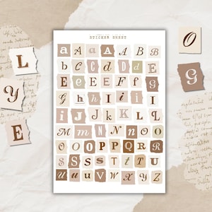 Könnte beinhalten: Ein Stickerbogen mit Groß- und Kleinbuchstaben im Vintage-Stil. Die Buchstaben sind in Braun- und Beigetönen gehalten und haben einen zerrissenen Papiereffekt. Einzelne Buchstabenaufkleber sind ebenfalls enthalten.