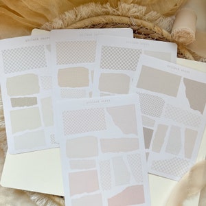 Könnte beinhalten: Vier Blätter weißes Aufkleberpapier mit einem Gingham-Muster. Jedes Blatt hat eine andere Anordnung von zerrissenen Kanten und rechteckigen Formen. Der Text "Sticker Sheet" ist auf jedem Blatt gedruckt.