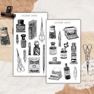 Könnte beinhalten: Zwei Stickerbögen mit Vintage-Illustrationen von Schreib- und Kunstutensilien. Die Bögen zeigen Tintenfässer, Scheren, Stifte, eine Schreibmaschine und eine Schachtel Buntstifte. Der Text "STICKER SHEET" ist auf beiden Bögen zu sehen.