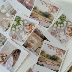 Könnte beinhalten: Eine Sammlung quadratischer Fotoabzüge mit idyllischen Szenen. Die Bilder zeigen ein Picknick mit Korb, Croissants, Kaffee und Blumen. Weitere Fotos zeigen ein Fahrrad, einen Blumenstrauß und eine Person mit langen Haaren.